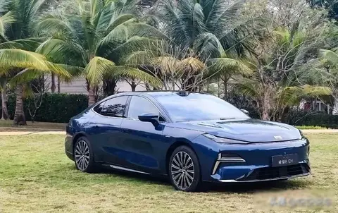 吉利版“帕梅”火了，30天大卖10868辆，长超5米，油耗4.58L